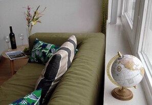 Relaxed lounge corner with a global touch
Sink into a comfy sofa, sip some wine, and dream of new adventures by the window.