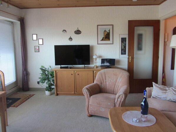 Wohn-Schlafraum mit Panoramafenster und Balkon...