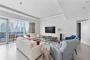 Living Room Retreat: Spectacular city views from a stylish seating area—perfect for relaxation!