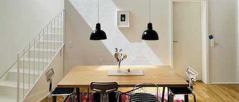 Wohnen mit Design-Klassikern von Eiermann, Eames, Vitra.