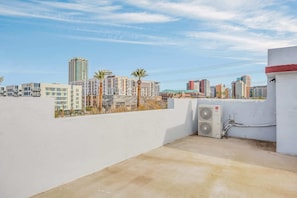 Rooftop Terrace w City Views