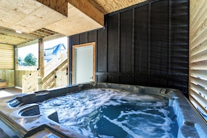 Indoor spa tub