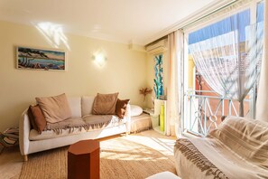 Bright and cozy living room 