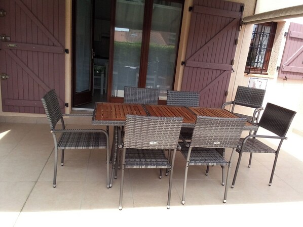 Outdoor dining