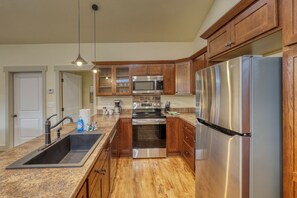 Our thoughtfully designed kitchen is equipped with everything you need! From modern appliances to smaller essentials, you'll find it all here. Ample counter space and high-quality cookware, utensils, and dishware make meal preparation a breeze. Whether you're whipping up a quick breakfast or preparing a gourmet dinner, our fully furnished kitchen ensures that you have all the t...