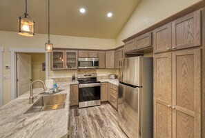 Our thoughtfully designed kitchen is equipped with everything you need! From modern appliances to smaller essentials, you'll find it all here. Ample counter space and high-quality cookware, utensils, and dishware make meal preparation a breeze. Whether you're whipping up a quick breakfast or preparing a gourmet dinner, our fully furnished kitchen ensures that you have all the t...