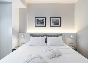 Sockets, USB A and USB C chargers at each bedside.