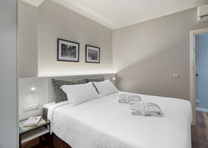 King size, 180 cm width, high quality bed with a choice of pillows.