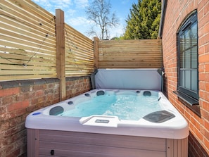 Jacuzzi | Fountain Front Barn - Burrow Hill Farm, Corley