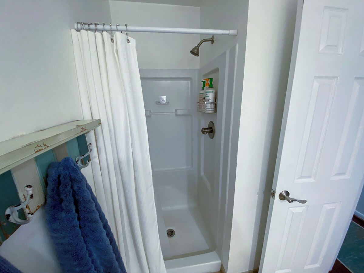 Vacationing is easy in this newly refreshed beach condo!