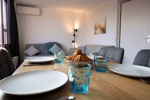 Impression of a potential breakfast at the dining table