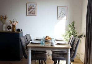 Bright dining area for shared moments
Enjoy sunlit breakfasts or cozy dinners at this stylish table, surrounded by soft textures and natural decor.