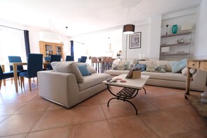 PUGET SUR DURANCE vacation rental villa for rent living room