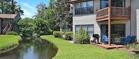 First-Floor Condo with Creek Views – Harbour Oaks 409, St. Simon - Enjoy a private patio and peaceful water views at this first-floor Harbour Oaks condo—walkable to Pier Village, the beach, shops, and restaurants on St. Simons Island.