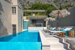 Der Pool nutzt ein sanftes chlorfreies Wassersystem, das wohltuend für den Körper ist und das Wohlbefinden fördert