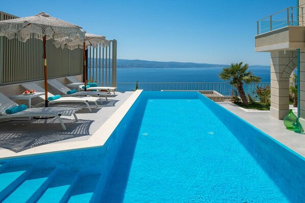 Neu! Casa GENI mit beheiztem Pool, 3 Schlafzimmern, Bio-Garten, Meerblick