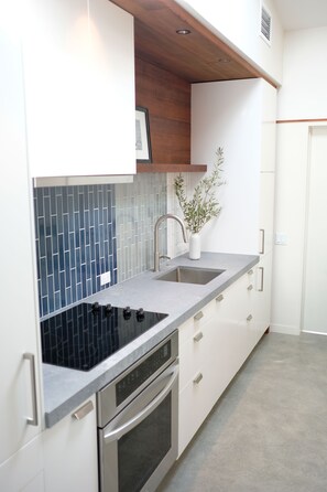 Full kitchen
