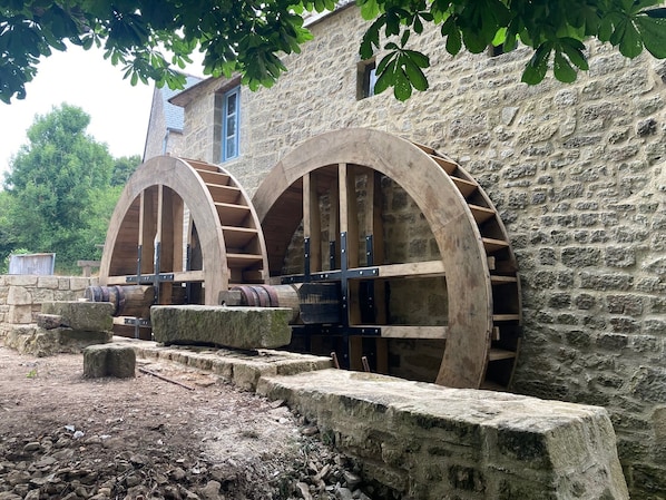 Roues en chêne à augets fermés en rotation 24/7