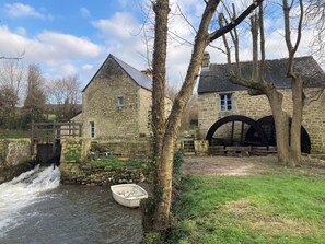 Façade arrière du moulin et de la maison du meunier avec les vannes de décharge