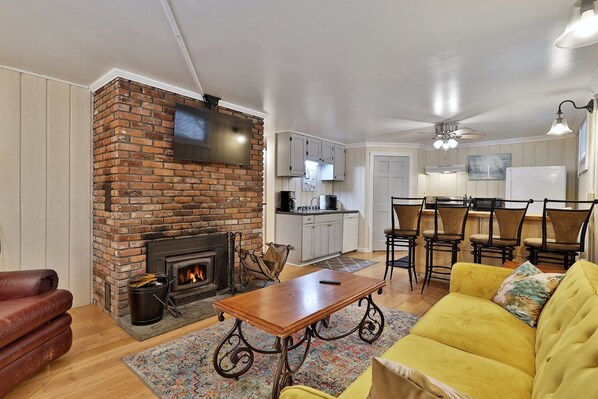 Living room of our cozy Killington home, with its sofa bed, smart TV, and the fireplace, which adds a warm touch for chilly evenings.