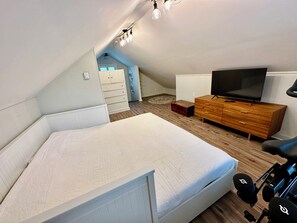 Historic Mystic at it’s best – walking distance to DT & children’s park!