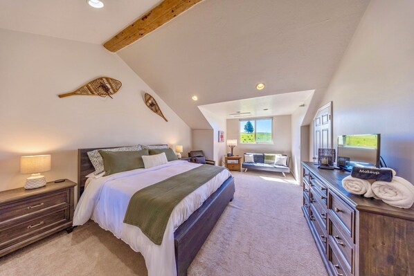 Master suite on the top floor with king bed & gorgeous east/west facing views.