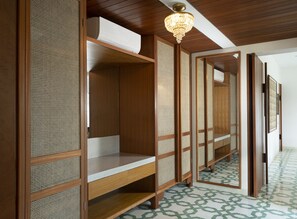 Master bedroom  walking closet 