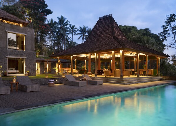 Dining area view to the swimming pool 