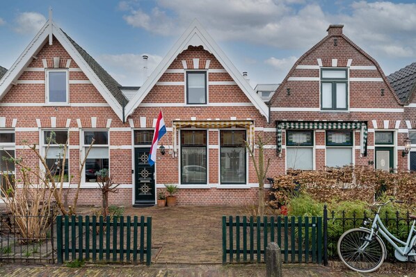 Charming Dutch facade with authentic brickwork, private entrance, and cozy garden. Welcome to House 'n Cheese in the heart of Alkmaar!