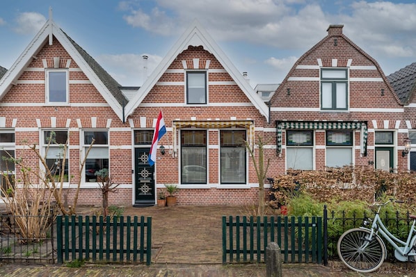 Charming Dutch facade with authentic brickwork, private entrance, and cozy garden. Welcome to House 'n Cheese in the heart of Alkmaar!