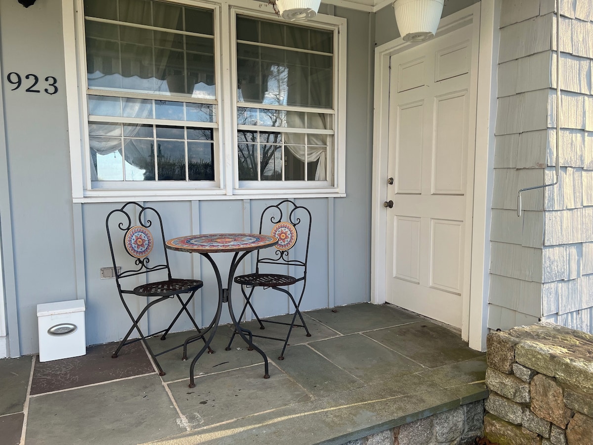 Beautiful Waterfront home in the amazing Black Rock Area!