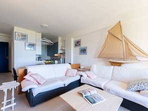 Couch, Möbel, Komfort, Bilderrahmen, Tabelle, Azurblau, Kissen, Textil, Orange, Wohnzimmer