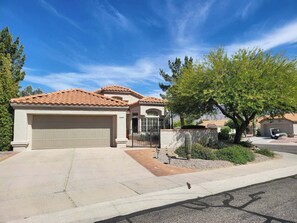 Welcome to our charming abode in Sun City Oro Valley! Experience the tranquility of desert living with all the comforts of home. Book your stay now!