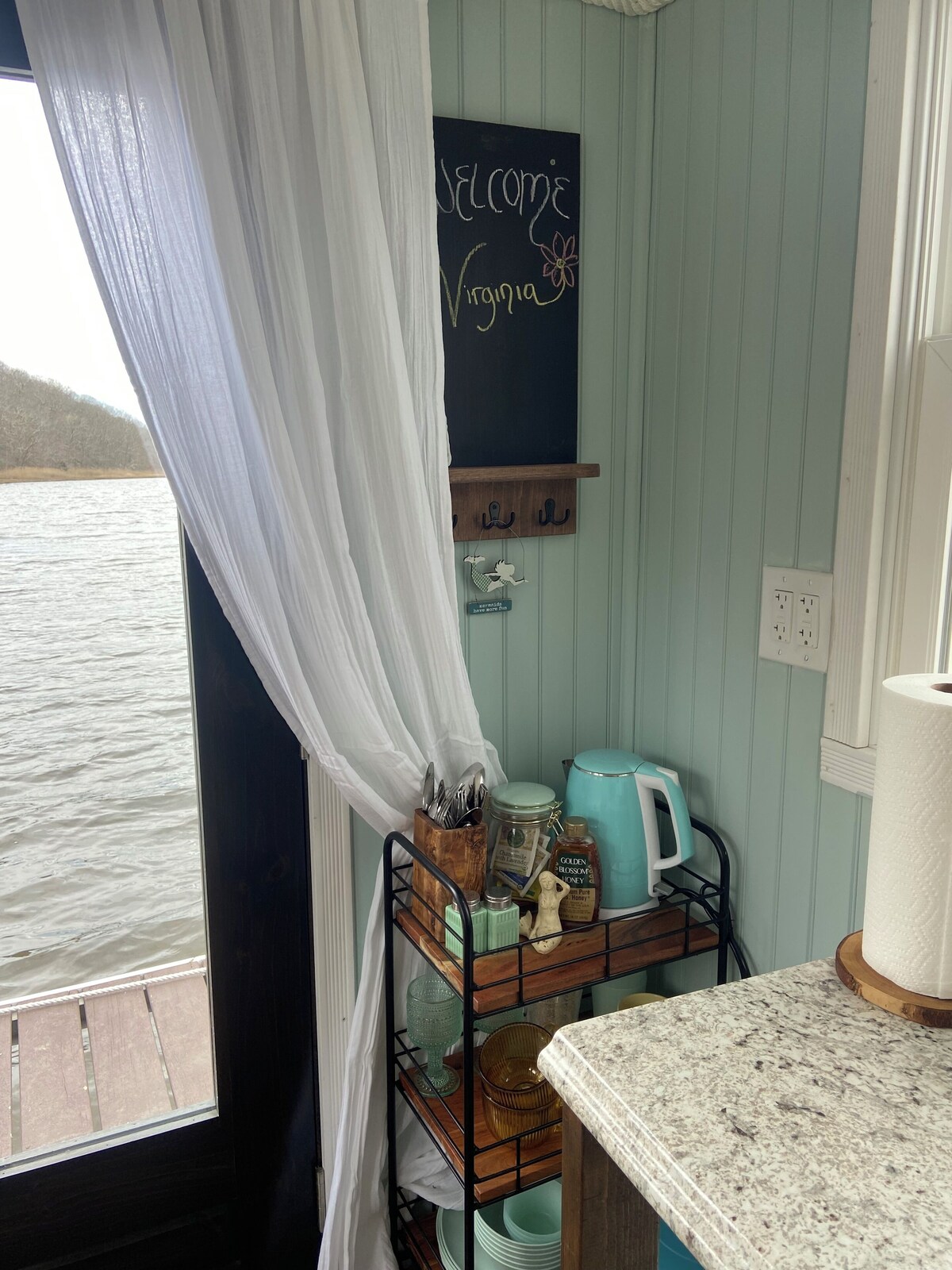 Cozy houseboat escape surrounded by breath taking views across from Rocky Neck!