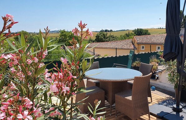 Espace repas sur la Terrasse. Mini cuisine équipée sur place