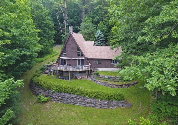 garden view of the back of the cabin, with the deck 