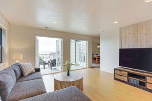 Living Room | Full Sleeper Sofa | 1st Floor | Smart TV