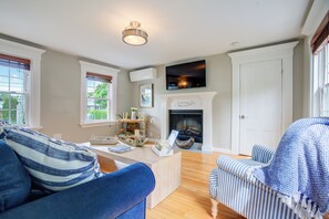 Dana said recently, in her review "Excellent location. Centrally located to the beach, shops and all the restaurants. It’s on a main road but there is a lot of privacy"