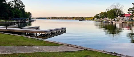 Welcome to Shoo Fly at Lake Oconee! Your lakefront experience includes the use of the homes, kayaks, games, and boat slip.