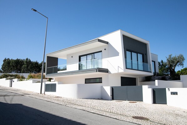 Luxury villa in Serra do Bouro, 3 bedrooms, private pool, quiet area, easy access to beaches, ideal for memorable holidays.