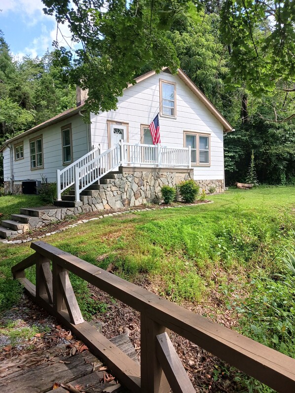 Pet friendly cozy cottage surrounded by nature. Minutes to Roanoke.