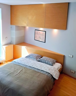 bedroom/queen size bed