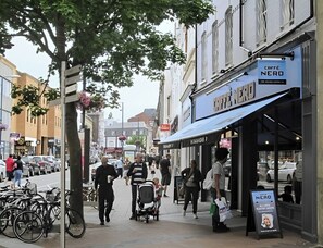 Cafe's and shopping centre - Nearby attractions