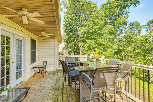 Harrisburg Vacation Rental | 6BR | 3.5BA | 2,451 Sq Ft | Stairs Required