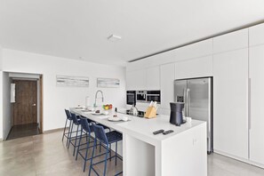 A splendid cooking experience in this full kitchen and lots of storage space.
