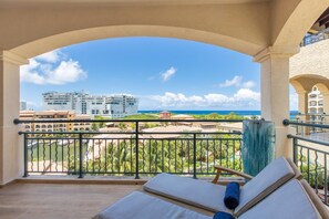 Designers Delight 3 BR w/ Pool, Gym, Tennis Courts (554)