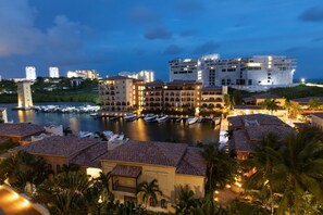Designers Delight 3 BR w/ Pool, Gym, Tennis Courts (552)
