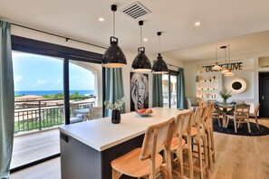 Designers Delight 3 BR w/ Pool, Gym, Tennis Courts (561)