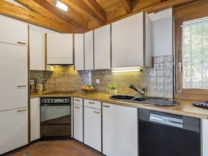 Cabinetry, Kitchen Sink, Countertop, Property, Sink, Window, Kitchen, Tap, Wood, Kitchen Stove