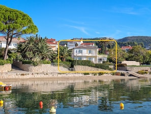 Water, Building, Plant, Sky, Water Resources, Daytime, Tree, House, Lake, Biome
